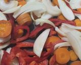 Foto del paso 2 de la receta: Verduras con salchichas parrilleras y huevo