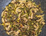 Foto del paso 5 de la receta Revuelto de espárragos, ajetes y setas. Carmen de Jaén