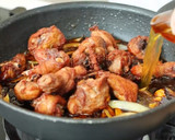Foto langkah ke 5 dari resep Ayam Goreng Mentega Devina Hermawan.