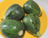 Hình bước làm 1 của món Bí ngòi sữa xào thịt gà
