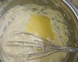 Foto langkah ke 3 dari resep Bolu susu ekonomis tanpa mixer.