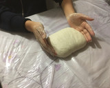 Foto del paso 1 de la receta: Pizza con harina de arroz en sartén 🍳