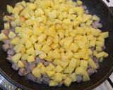Foto langkah ke 3 dari resep Tumis kentang daging sederhana untuk bekal anak.