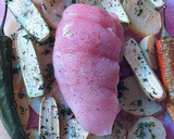 Foto del paso 5 de la receta: Pechuga de pollo al horno con mantequilla y cebollas moradas
