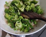 Foto langkah ke 3 dari resep 48. Tumis Brokoli Jamur 🥦🍄.