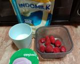 Foto langkah ke 1 dari resep Strawberry youghurt smoothies.