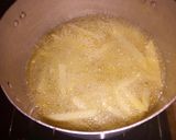 Foto del paso 2 de la receta: Papas fritas con salsa de verdeo