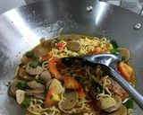 Foto langkah ke 6 dari resep 12. Indomie Tek-tek Kuah Nyemek Pedes Nampol.