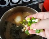 Foto langkah ke 3 dari resep Sup Miso Tahu Jepang.