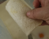Foto del paso 3 de la receta: Rollitos de torrija con crema pastelera y compota de manzana