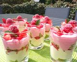 Une image de l'étape 2 de Verrines fraises pistache.