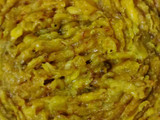 Pastel de plátano en la sartén. Con carne y queso mozzarella