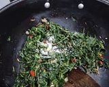 Foto langkah ke 5 dari resep 056. Tumis daun singkong terasi.
