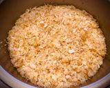 Hình bước làm 3 của món Knafeh - Bánh ngọt Trung Đông