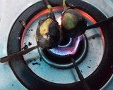 கத்திரிக்காய் சுட்டு பிசைந்த குழம்பு ரெசிபி ஸ்டேப் 2 புகைப்படம்