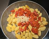 Une image de l'étape 2 de Gnocchi pesto rosso.