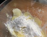 Gambar langkah 3 resipi Kerepek Kentang Salted Egg.