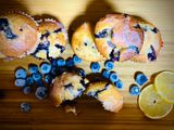 Brioșe (muffins) cu afine și glazura de lamaie