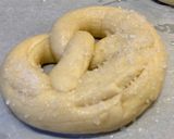 Foto del paso 6 de la receta: 🇩🇪 PRETZELS blandos (“Laugenbrezeln”, Alemania)