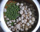 A picture of step 3 of Matar makhana curry.