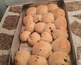 Foto del paso 12 de la receta: Pancitos dulces con frutas glaseadas y pasas de uva con ciruelas pasas