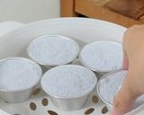 Foto langkah ke 5 dari resep Kue Putu (Bunga Telang) dengan Cetakan.