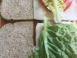 Tostados de J y Q lechuga y Tomate en Pan Negro