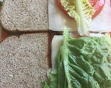 Foto del paso 2 de la receta: Tostados de J y Q lechuga y Tomate en Pan Negro