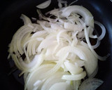 Foto del paso 5 de la receta: Bacalao frito con langostinos, cebollas y pimiento