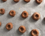 Foto del paso 5 de la receta: Panellets de almendra con Nesquik, rellenos de chocolate blanco y los clásicos de piñones