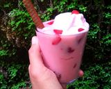 Foto langkah ke 3 dari resep Olahan Strawberry~Milkshake Strawberry.