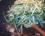 Foto del paso 3 de la receta: *Fideos de Zapallos Italianos Champiñones y Fondos de Alcachofas /Método Grez*
