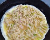 Foto langkah ke 3 dari resep 13. Dadar Telur Makaroni.
