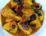 Foto del paso 7 de la receta: Pollo estofado a la moruna con patatas y pasas