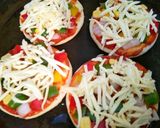 बेबी पिज़्ज़ा (तवा पर) (baby pizza recipe in hindi) रेसिपी चरण 7 फोटो