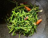Foto langkah ke 4 dari resep Tumis kangkung simple banget.