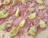 Foto del paso 9 de la receta: Pizza de alcachofas, jamón y rúcula