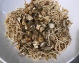 Une image de l'étape 3 de Nouilles japonaises sautées aux champignons, courgettes et épices.