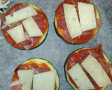 Foto del paso 7 de la receta: Pizzetas de calabacín con jamón y queso manchego 🌱🍕