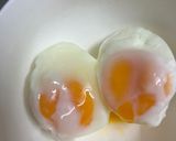 Hình bước làm 3 của món Trứng lòng đào 1 bên(trứng chần nguyên vỏ)