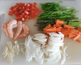 Foto del paso 2 de la receta: Wok de arroz con espárragos y gambas