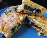 Foto del paso 2 de la receta: Tortilla de patatas y chorizo rellena con morcilla de Burgos y queso