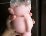 Foto langkah ke 3 dari resep Es Susu Strawberry & Red Cherry.