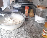 Foto del paso 4 de la receta: Cupcakes de pera relleno de bombón