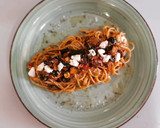 Foto del paso 5 de la receta: Espaguetis al pesto rojo con berenjenas y queso de cabra