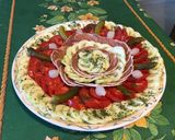 Une image de l'étape 8 de Salade de tomates et concombre au lonzo,cornichons et petits oignons.
