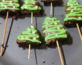 A picture of step 7 of Christmas Tree Brownie Pops.