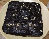 A picture of step 4 of Oreo Brownie Cake.