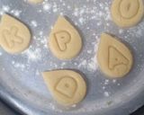 A picture of step 5 of Marie biscuits cookies.