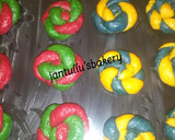 A picture of step 11 of Colourful twisted cookies.